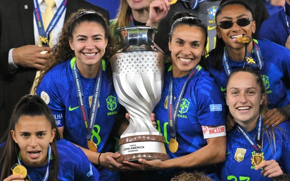Brasil levanta troféu da Copa América Feminina (Foto: Rodrigo BUENDIA / AFP)