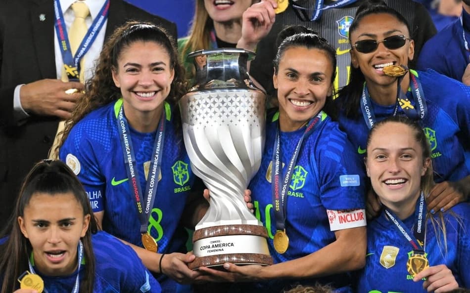 Brasil levanta troféu da Copa América Feminina (Foto: Rodrigo BUENDIA / AFP)