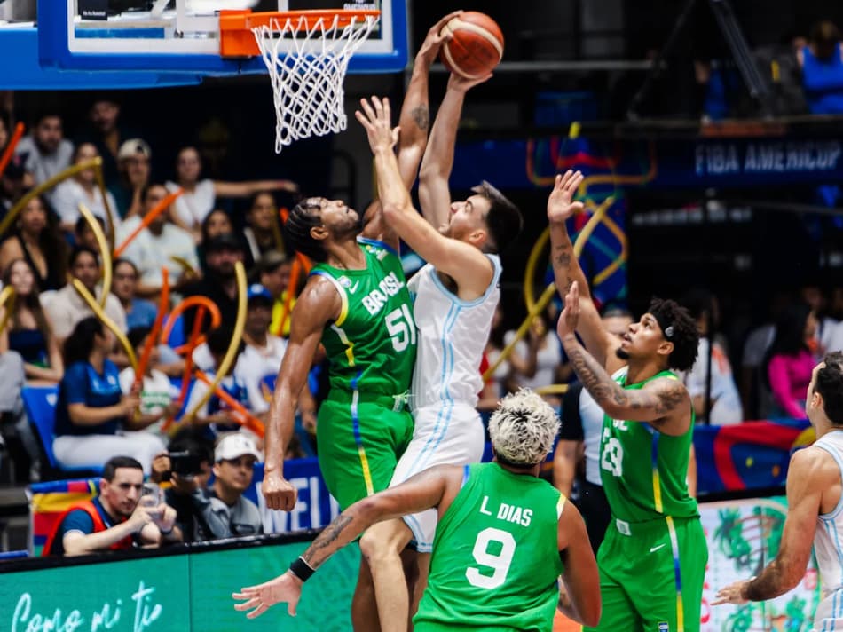 Jogadores da Seleção Brasileira e Argentina disputam bola na final da AmeriCup (Foto: Divulgação / FIBA)