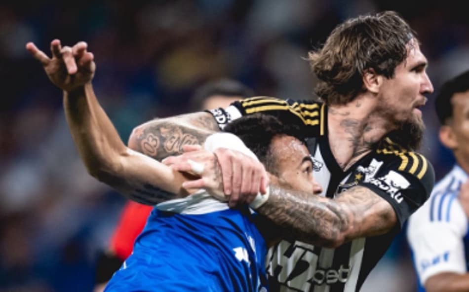 Lance entre Fabrício Bruno e Lyanco no clássico Cruzeiro x Atlético-MG (Foto: Reprodução X)
