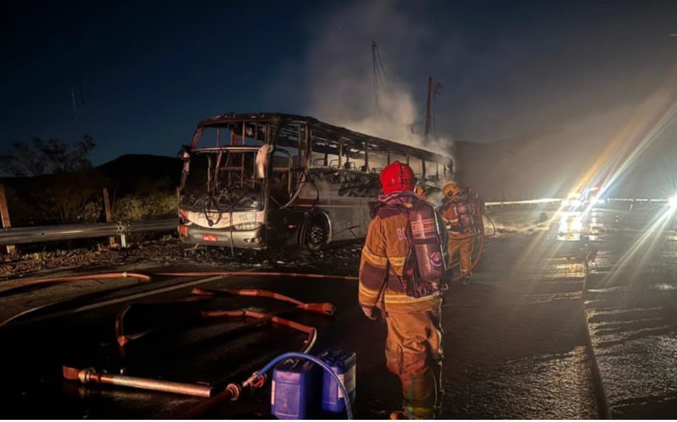 Ônibus com torcedores do Cruzeiro incendiado após jogo contra o Santos (Foto: Divulgação/Corpo de Bombeiros)