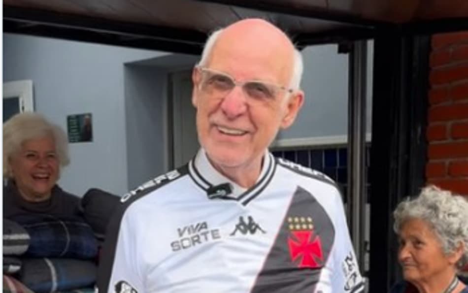 Padre Julio Lancellotti reagindo a vitória do Vasco no Brasileirão (Foto: Reprodução)