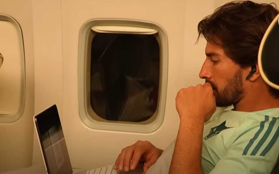 Volante Lucas Silva do Cruzeiro em avião (Foto: Reprodução Youtube/Cruzeiro)
