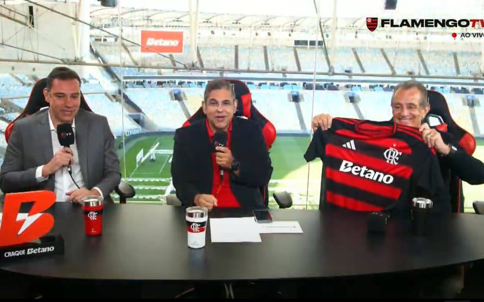Presidente do Flamengo mostra camisa do Flamengo com novo patrocínio (Foto: reprodução Flamengo TV)