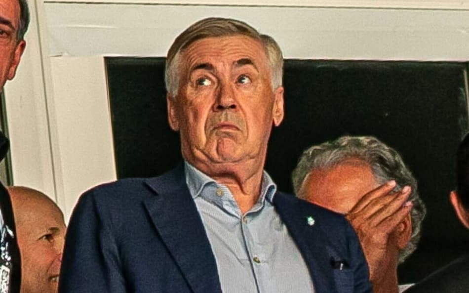 Carlo Ancelotti assiste a Atlético-MG x Grêmio, jogo do Brasileirão, na Arena MRV (Foto: Fernando Moreno/AGIF)