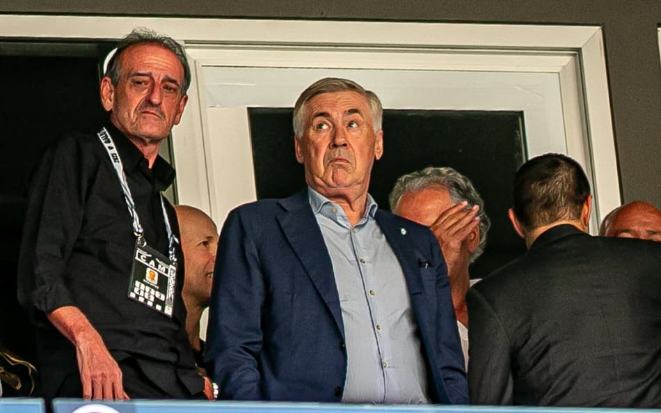 Carlo Ancelotti assiste a Atlético-MG x Grêmio, jogo do Brasileirão, na Arena MRV (Foto: Fernando Moreno/AGIF)