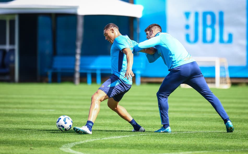 Carlos Vinícius e Kannemann disputam bola em treinamento do Grêmio. (Foto: Lucas Uebel/Grêmio FBPA)