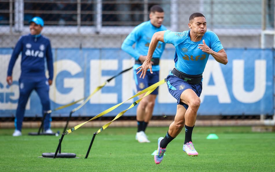 Carlos Vinícius é um dos desfalques do Grêmio contra o Atlético-MG. (Foto: Lucas Uebel/Grêmio FBPA)