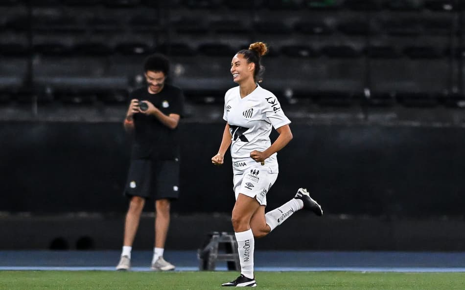 Carol Baiana comemora seu gol pelo Santos na final do Brasileirão Feminino A2