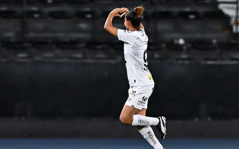 Carol Baiana comemora seu gol pelo Santos na final do Brasileirão Feminino A2