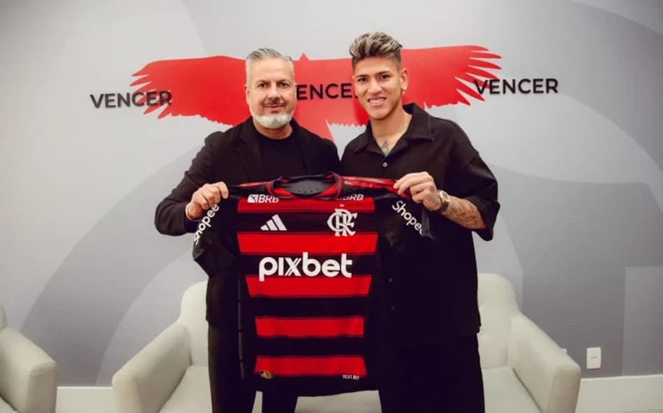 Carrascal apresentado no Flamengo (Foto: Adriano Fontes / CRF)