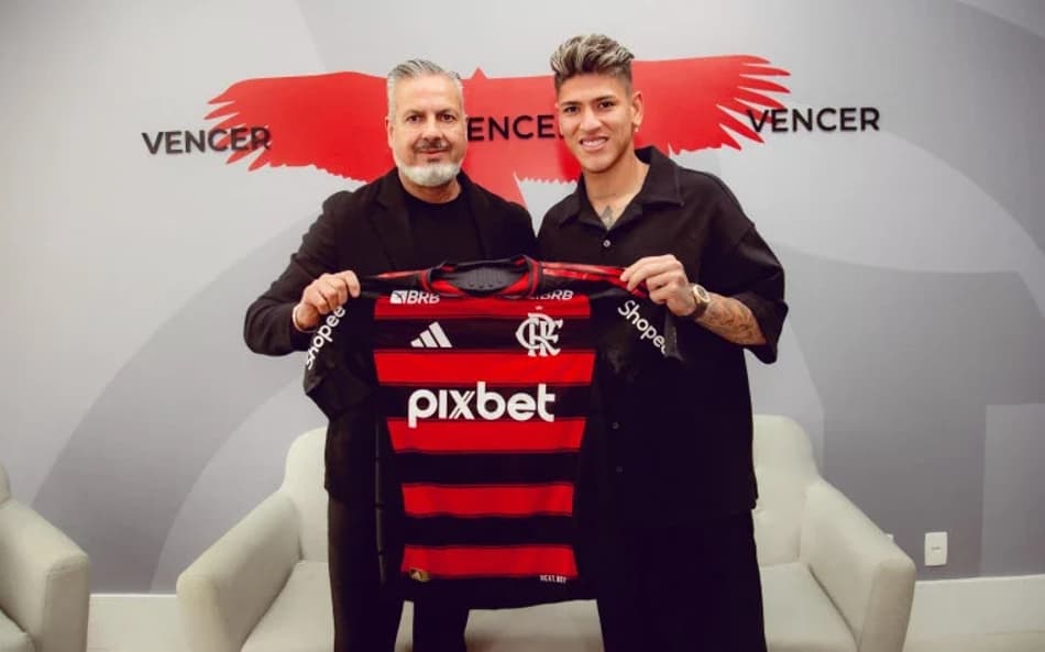 Carrascal apresentado no Flamengo (Foto: Adriano Fontes / CRF)