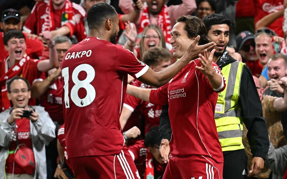 Chiesa comemora com Gakpo com da vitória do Liverpool sobre o Bournemouth, pela Premier League