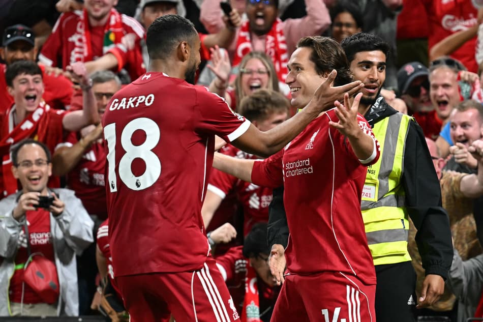 Chiesa comemora com Gakpo com da vitória do Liverpool sobre o Bournemouth, pela Premier League