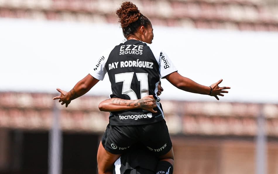 Jogadoras do Cotinthians comemoram o gol contra o São Paulo na semifinal do Brasileirão Feminino