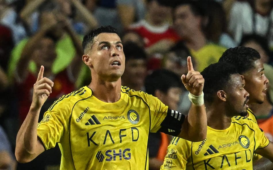 Cristiano Ronaldo celebra centésimo gol pelo Al-Nassr sobre o Al-Ahli