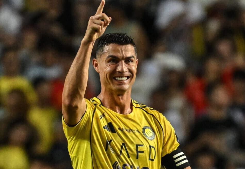 Cristiano Ronaldo comemora gol do Al-Nassr sobre o Al-Ahli, na Supercopa Saudita