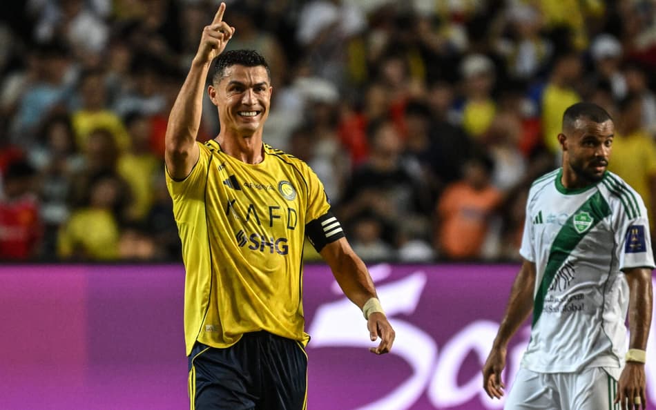 Cristiano Ronaldo supera Romário e bate recorde mundial no futebol