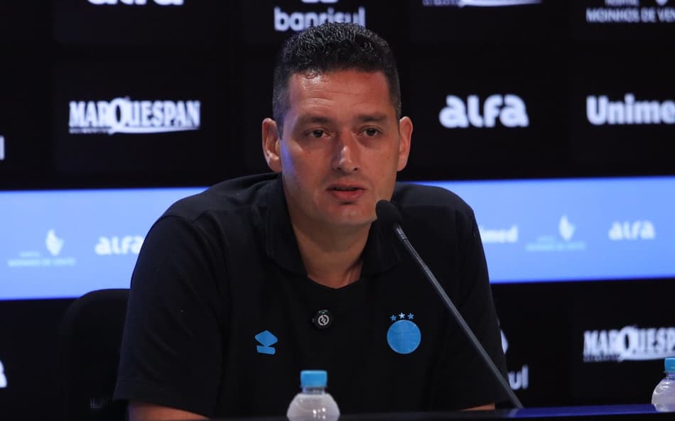 Cyro Leães em coletiva de imprensa do Grêmio, antes do GreNal pelo Gauchão Feminino