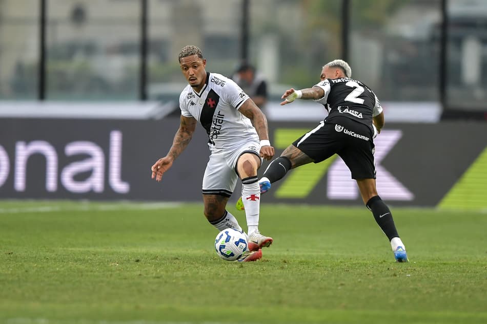 David, atacante do Vasco, faz falta em Raniele, do Corinthians