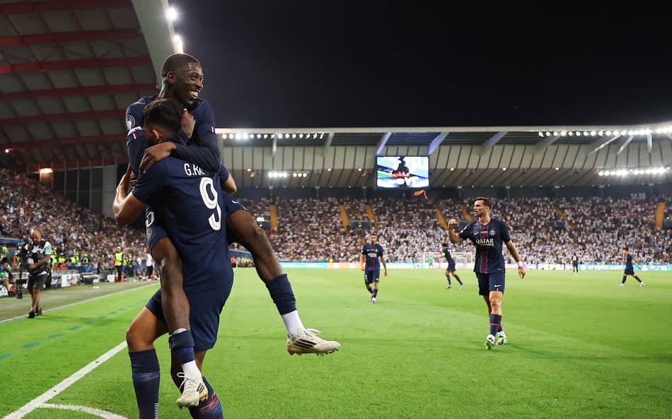 Dembélé e Gonçalo Ramos comemoram gol do empate do PSG sobre o Tottenham na Supercopa da Europa