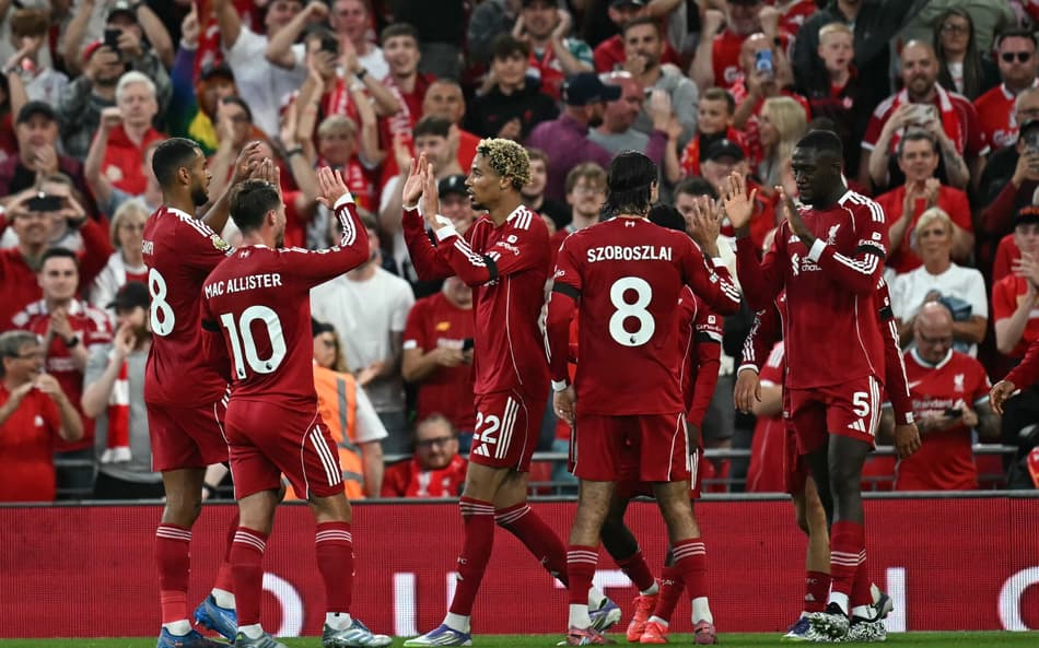 Ekitike comemora gol marcado pelo Liverpool sobre o Bournemouth com companheiros, no Anfield