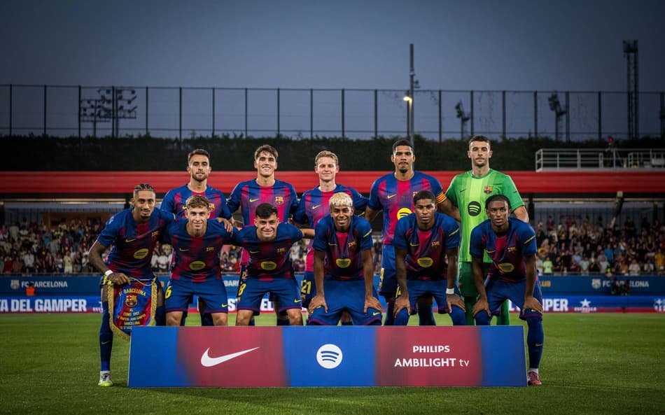 Elenco do Barcelona posa antes do jogo contra o Como, pelo Troféu Joan Gamper