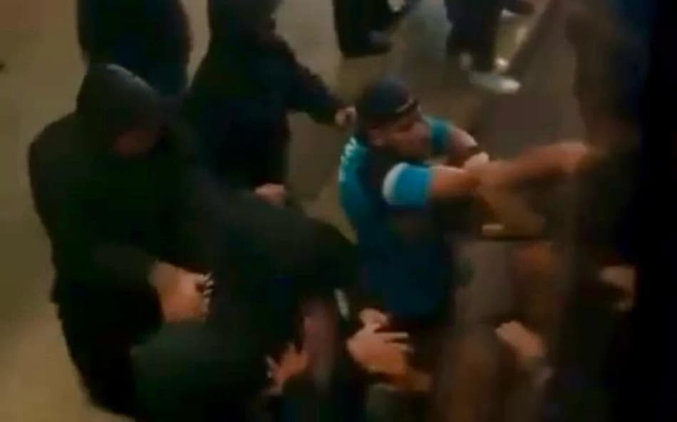 Emboscada da torcida do Grêmio ao ônibus da delegação no Aeroporto Salgado Filho. (Foto: Reprodução/Redes Sociais)