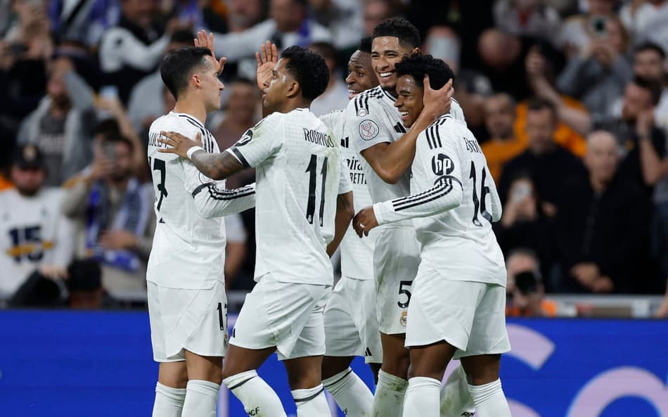 Endrick é abraçado por Bellingham na comemoração de seu gol pelo Real Madrid