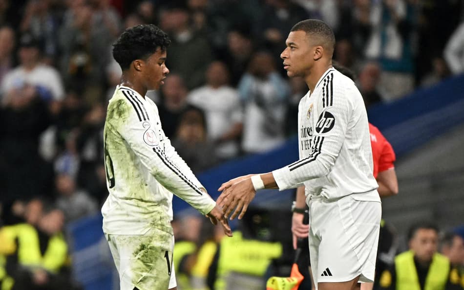 Endrick é substituído para a entrada de Mbappé no jogo entre Real Madrid e Real Sociedad