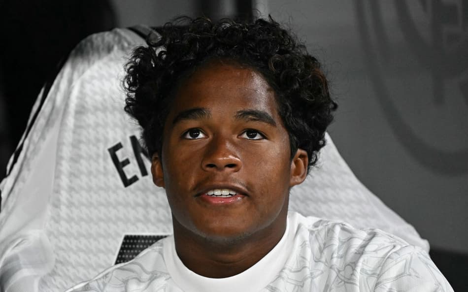 Endrick no banco diante do Alavés, por La Liga (Foto: JAVIER SORIANO/AFP)
