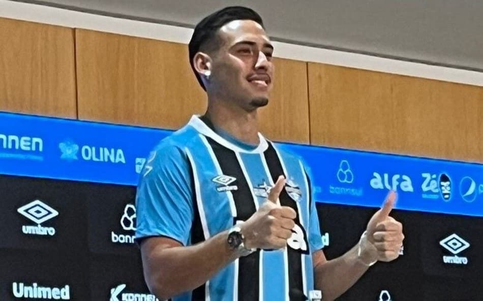 Erick Noriega em apresentação no Grêmio. (Foto: Nícolas Wagner/Lance!)