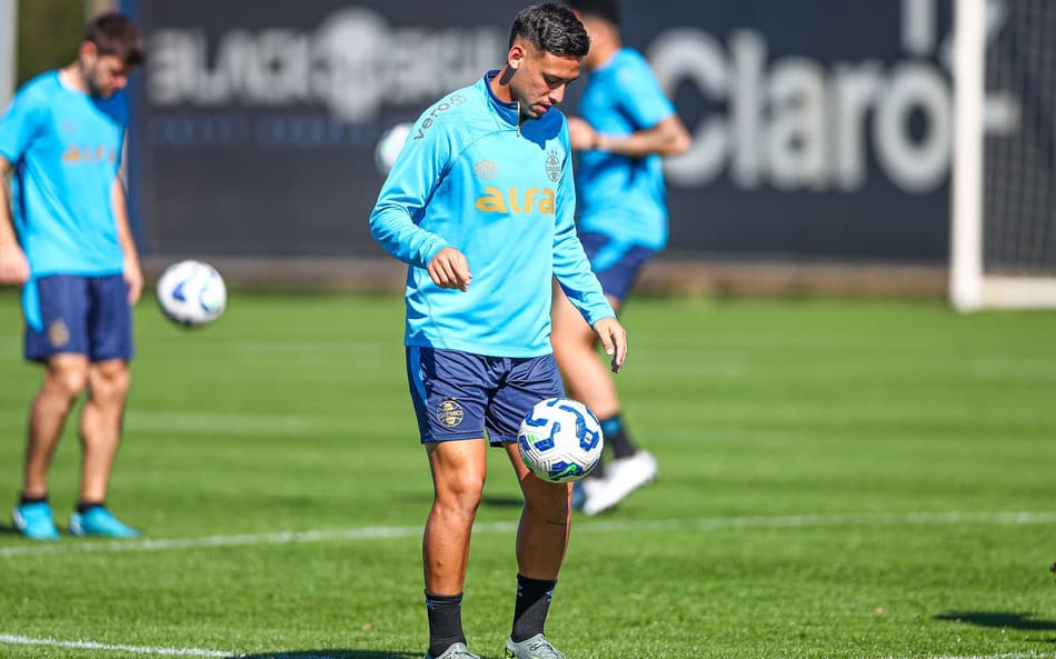Erick Noriega com a bola em treinamento do Grêmio. (Foto: Angelo Pieretti/Grêmio FBPA)