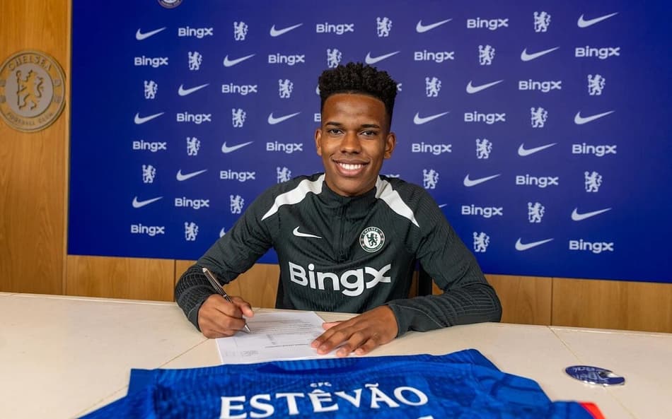 Estêvão assina contrato com o Chelsea, na Inglaterra