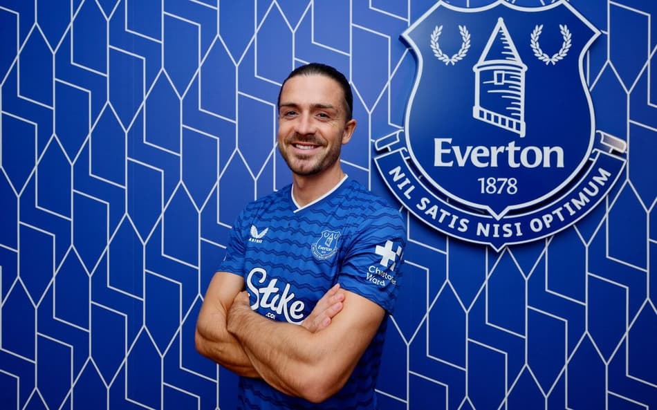 Ex-Manchester City, Jack Grealish posa como novo reforço do Everton na temporada