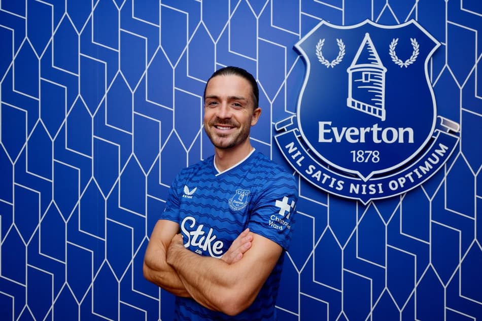 Ex-Manchester City, Jack Grealish posa como novo reforço do Everton na temporada