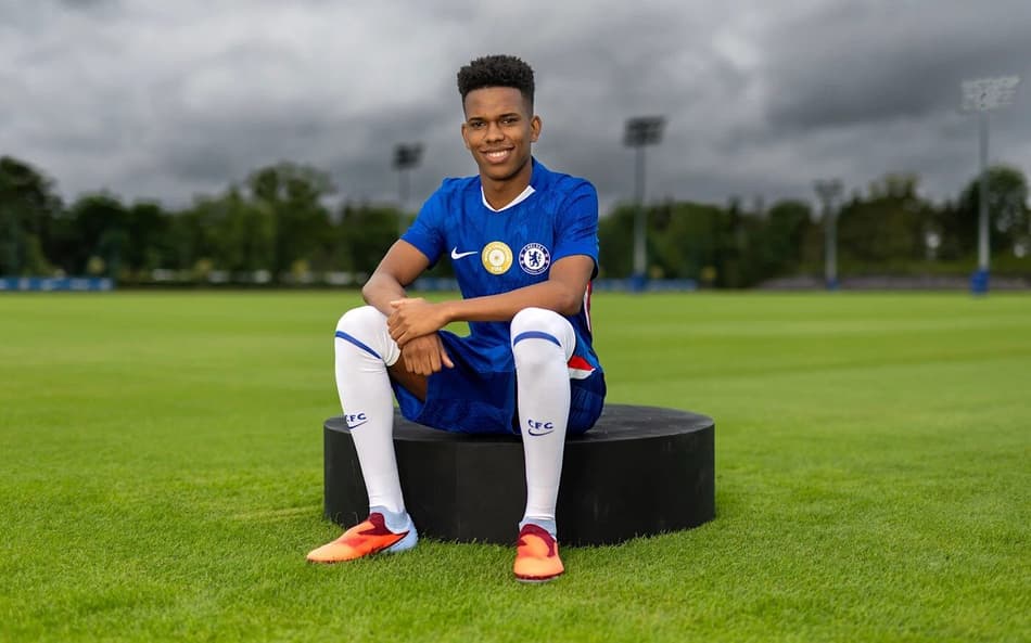 Ex-Palmeiras, Estêvão posa em Cobham, no CT do Chelsea