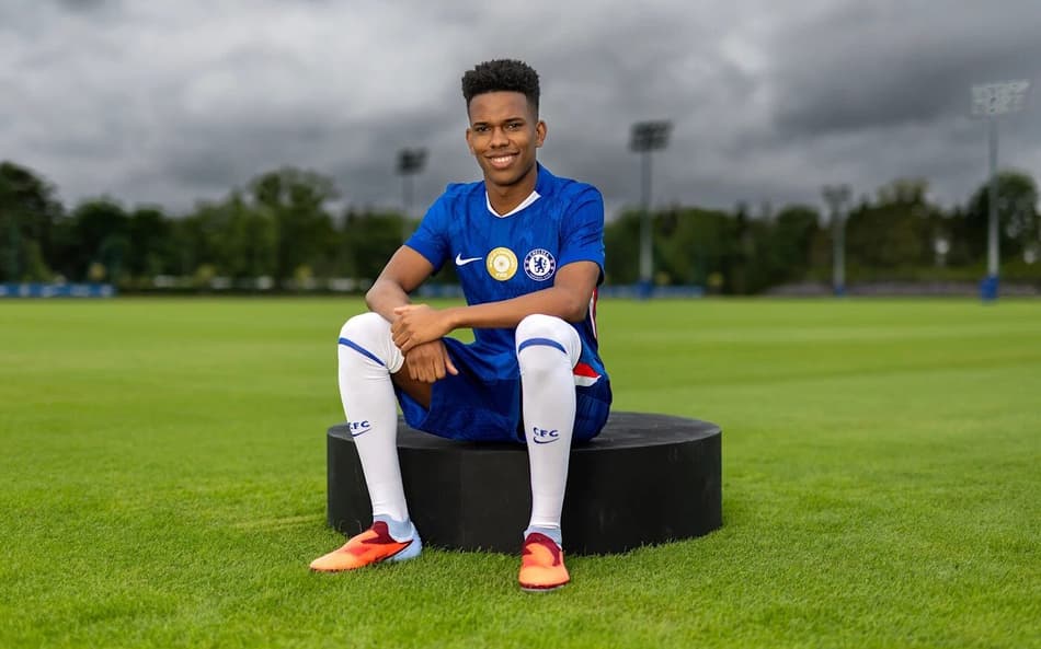 Ex-Palmeiras, Estêvão posa em Cobham, no CT do Chelsea