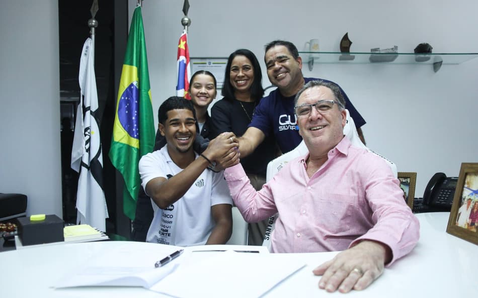 Presidente do Santos, Marcelo Teixeira, participa da renovação de contratado de João Ananias ao lado de familiares do jogador. (Foto: Reinaldo Campos/ Santos FC)