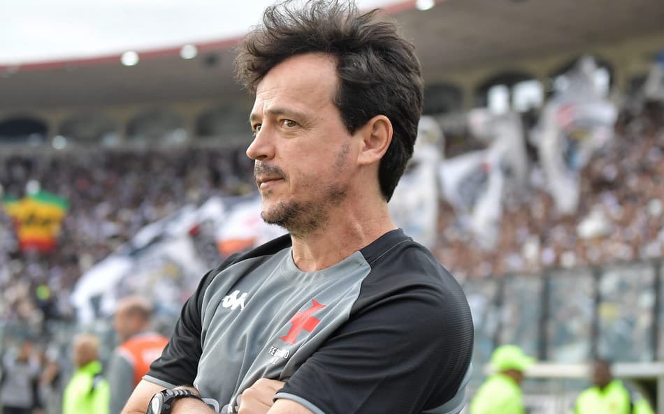 Fernando Diniz em campo na partida entre Vasco e Atlético-MG pelo Brasileirão