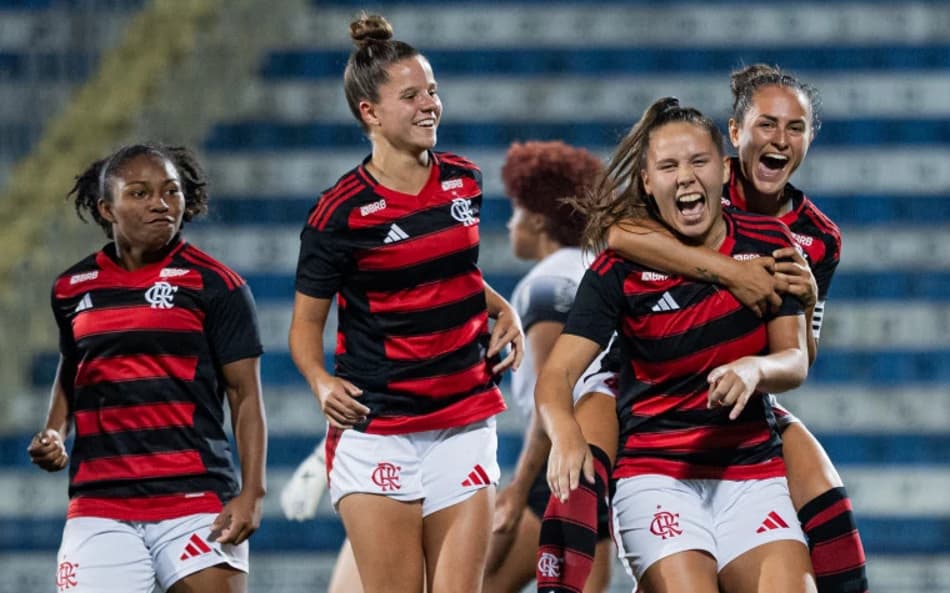 Jogadoras do Flamengo comemoram gol contra o Corinthians, pelo Brasileirão Feminino Sub-20
