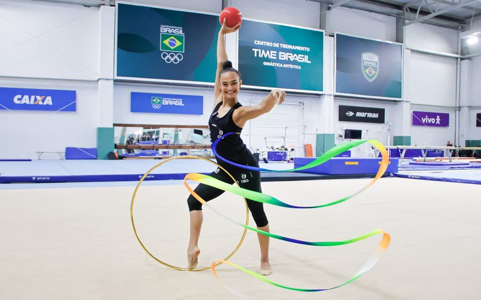 Bárbara Urquiza Galvão demonstra aparelhos da ginástica rítmica (Foto: Wallace Teixeira / Lance!)