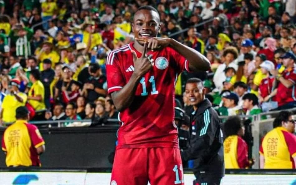 Andrés Gomez comemora gol marcado pela seleção da Colômbia