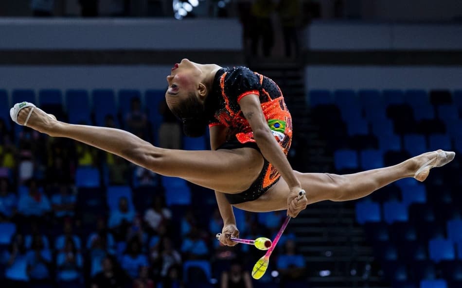Geovanna Santos se apresenta com as maças no Mundial de Ginástica Rítmica (Foto: Ivan Carvalho / CBG)
