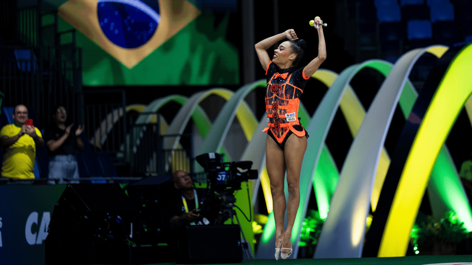Geovanna Santos se apresenta nas maças (Foto: Ivan Carvalho / CBG)