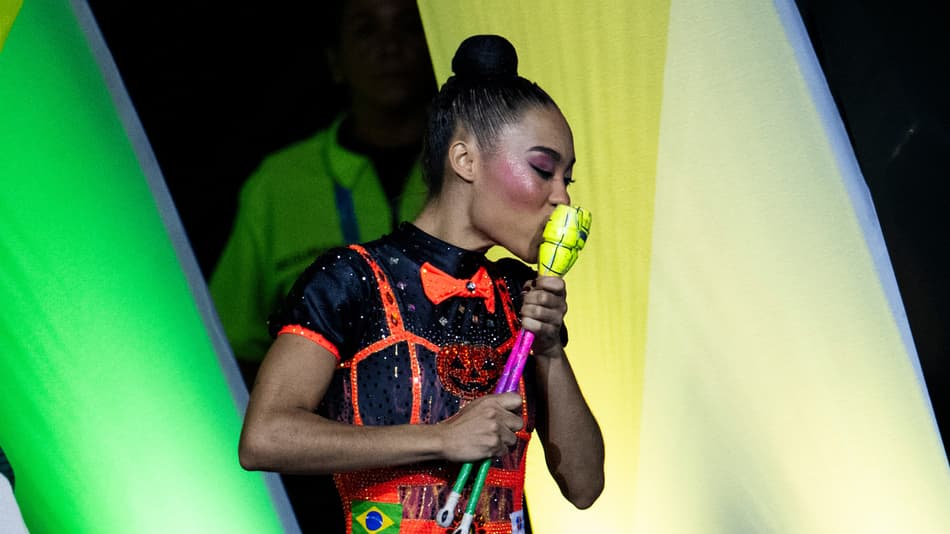 Fotos: Geovanna Santos nas maças no Mundial de Ginástica Rítmica