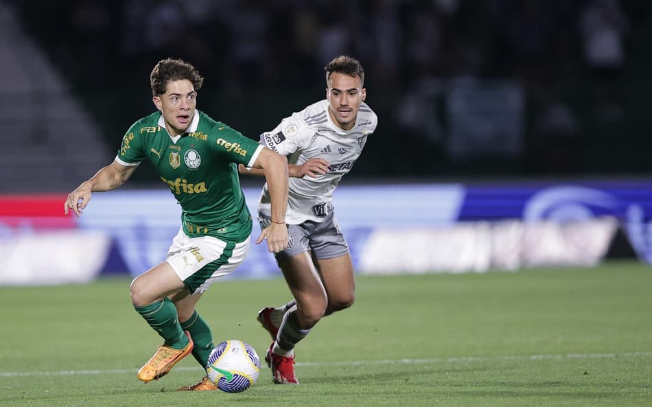 SP - CAMPINAS - 28/09/2024 - BRASILEIRO A 2024, PALMEIRAS X ATLETICO-MG - Giay jogador do Palmeiras disputa lance com Igor gomes jogador do Atletico-MG durante partida no estadio Brinco de Ouro pelo campeonato Brasileiro A 2024. Foto: Ettore Chiereguini/AGIF