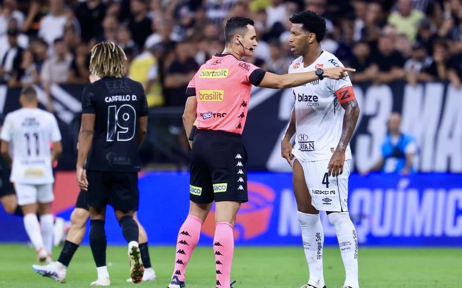 Gil reclama com a arbitragem em Corinthians x Santos. (foto: Marcello Zambrana/AGIF)