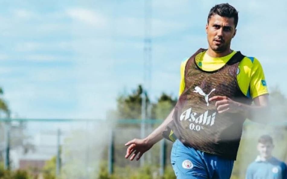 Rodri treina com bola pelo Manchester City