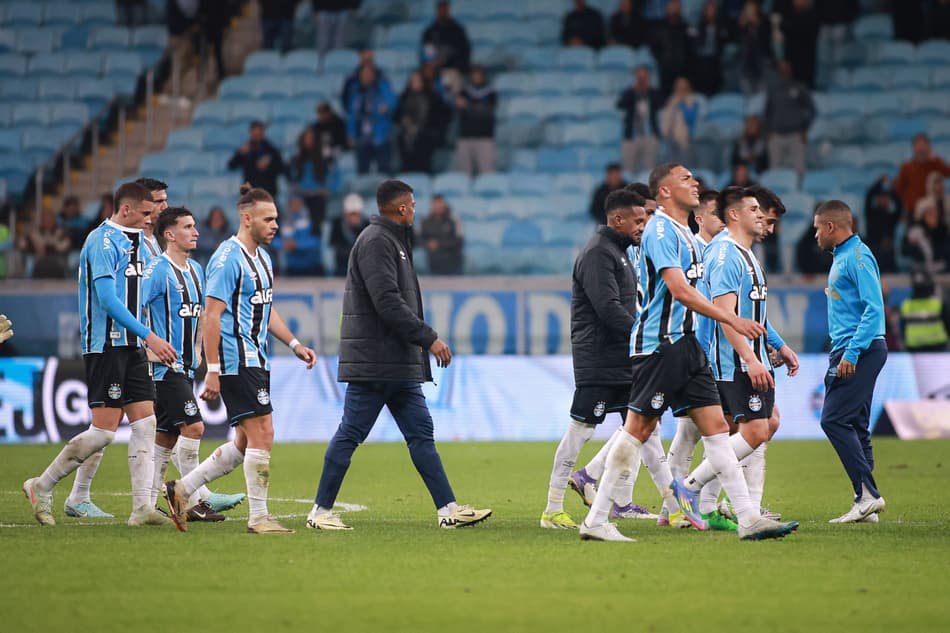 Jogadores do Grêmio lamentam derrota para o Sport. (Foto: Maxi Franzoi/AGIF)
